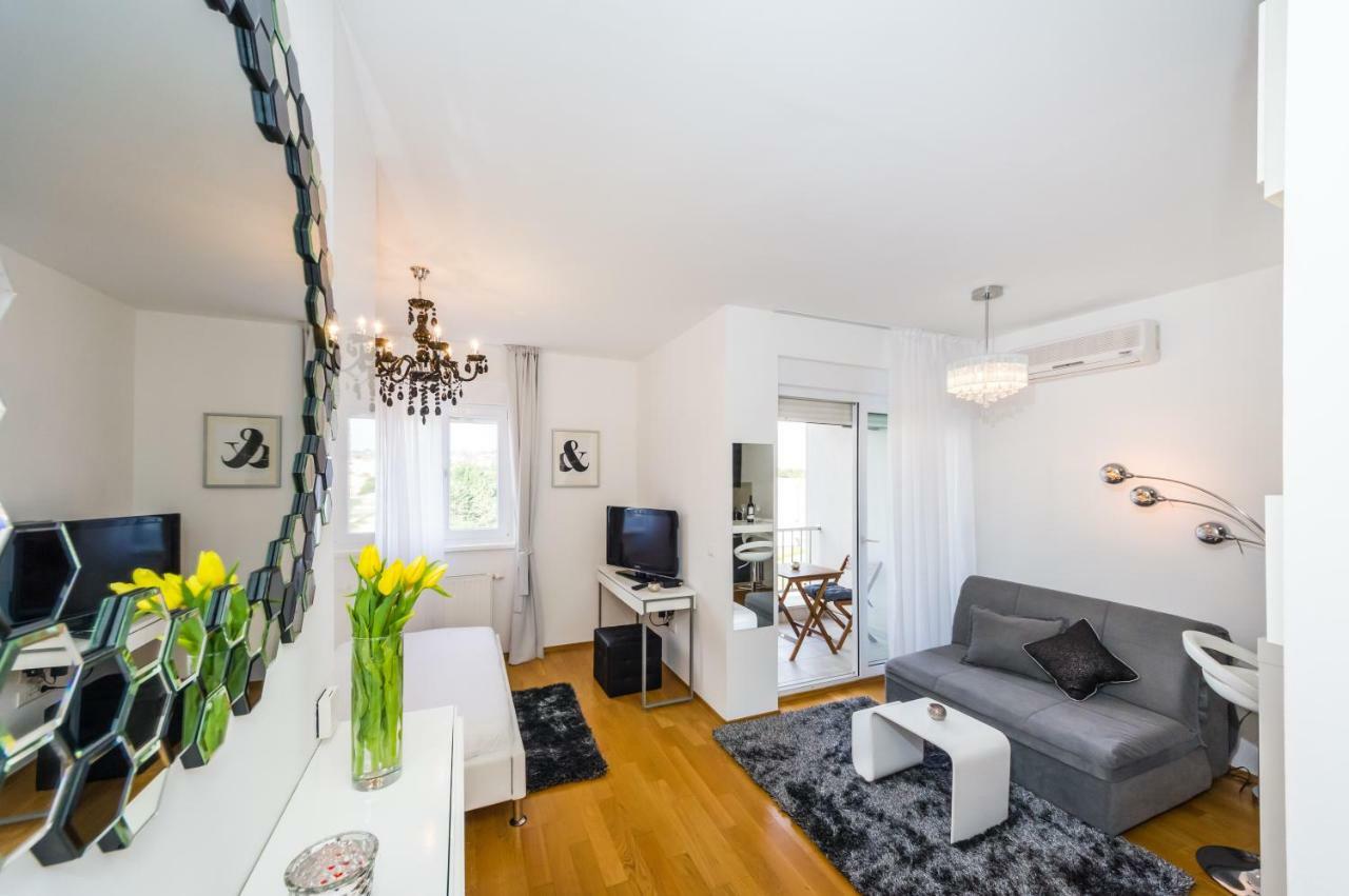 K & K With Free Garage Apartment *